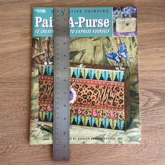 PAINT-A-PURSE BOOK By LEISURE ARTS - Picture 5 of 8